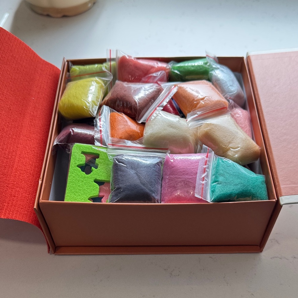 Beginners Needle Felting Kit - Picture 2 of 3